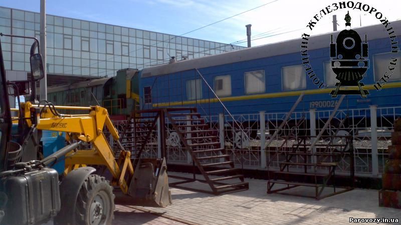 Восстановительный поезд рядом с музеем
